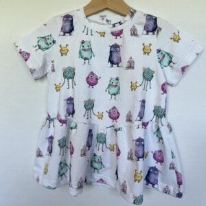 Kinder-T-Shirt «Kuschelmonster» mit Rüsche in Grösse 110