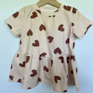 Kinder-T-Shirt «Liebe» mit Rüsche in Grösse 104, Apricot mit rehbraunen Herzen