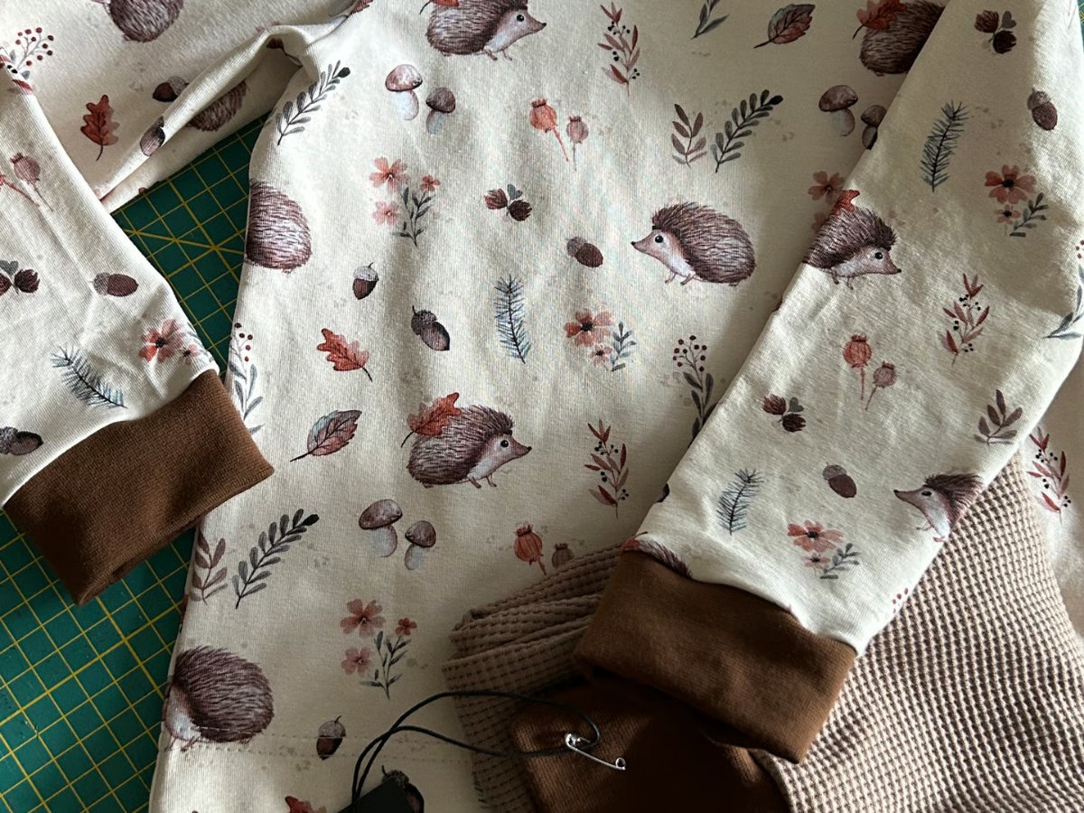 Handgenähte Kinderkleidung mit Igel-Waldmotiv